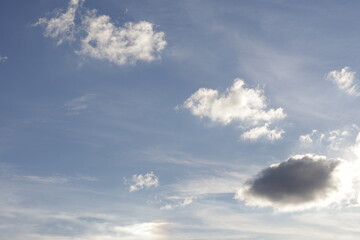 Una toma de cerca de un bello cielo con varias nubes entre colores blanco y gris