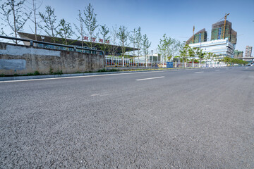 Naklejka premium Empty road with modern buildings