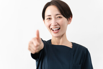 エステサロン制服を着た若い女性　ビューティイメージ