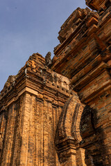 Obraz premium old temples brick buildings statues and figures history of vietnam