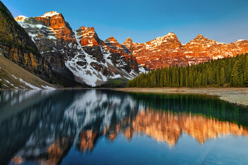 Lever du soleil sur le lac Moraine avec reflet des montagnes Rocheuses