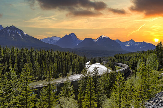 Train au coucher du soleil &agrave; Morant&rsquo;s Curve dans les Rocheuses canadiennes