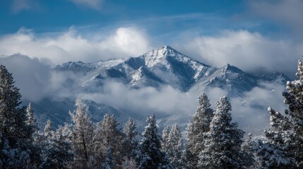 Obraz premium New Mexico Snow. Sky in the Clouds Overlooking Snow-Capped Peaks