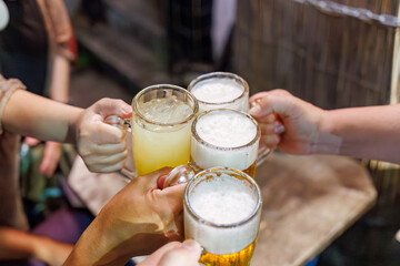 生ビールで乾杯。
雰囲気のある沖縄料理店。
なんと全品300円均一だった。
しかしどれも手が込んでいて、物凄く美味しい。
深夜の沖縄最大の歓楽街で晩酌をする。
沖縄県那覇市松山地区-2025/6/26
