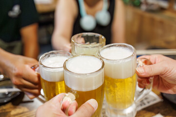 生ビールで乾杯。
雰囲気のある沖縄料理店。
なんと全品300円均一だった。
しかしどれも手が込んでいて、物凄く美味しい。
深夜の沖縄最大の歓楽街で晩酌をする。
沖縄県那覇市松山地区-2025/6/26
