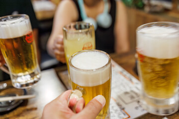 生ビールで乾杯。
雰囲気のある沖縄料理店。
なんと全品300円均一だった。
しかしどれも手が込んでいて、物凄く美味しい。
深夜の沖縄最大の歓楽街で晩酌をする。
沖縄県那覇市松山地区-2025/6/26
