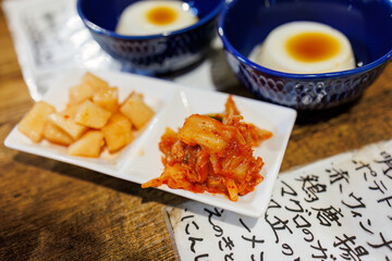 特製のキムチとカクテキ。
ジーマミ豆腐（ピーナッツの豆腐）。
雰囲気のある沖縄料理店。
なんと全品300円均一だった。
しかしどれも手が込んでいて、物凄く美味しい。
深夜の沖縄最大の歓楽街で晩酌をする。
沖縄県那覇市松山地区-2025/6/26
