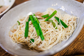 そーめんチャンプル。
（沖縄で人気の素麺の炒め物。）
雰囲気のある沖縄料理店。
なんと全品300円均一だった。
しかしどれも手が込んでいて、物凄く美味しい。
深夜の沖縄最大の歓楽街で晩酌をする。
沖縄県那覇市松山地区-2025/6/26
