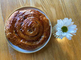 Fresh puff pastry pastries on a ceramic plate.