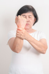 Elderly  Woman having wrist pain for Carpal Tunnel Syndrome, Wrist Tendinitis, muscle ache, De...