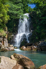 Fototapeta premium 美しい渓谷の滝