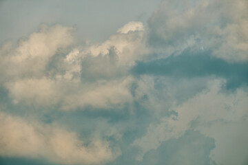 夏空の背景用素材。暗い雲と積乱雲のクローズアップ。