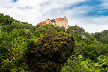 Aussicht vom Promenadenweg im Ailsbachtal auf die Burg Rabenstein 6