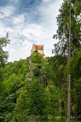 Fototapeta premium Aussicht vom Promenadenweg im Ailsbachtal auf die Burg Rabenstein 2