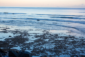 奄美大島の夏の朝の海と夏雲。