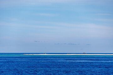 白い砂浜が美しい無人島のナガンヌ島とクエフ島の前を通過。ボートやヘリコプターも。沖縄県島尻郡慶良間諸島
クイーンざまみ3号に乗船した。
慶良間諸島の座間味島等へゆく高速ジェットフェリー。
