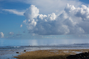 Fototapeta premium 奄美大島の夏の海と夏雲。入道雲