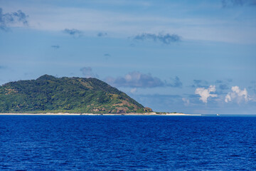 慶良間諸島の座間味島等へゆく高速ジェットフェリー。
クイーンざまみ3号。
慶良間諸島に到着した。座間味島や阿嘉島、無人島の安室島、嘉比島、安慶名敷島などが見える。
ヨットやクルーズ船とすれ違う。
島には白砂のビーチや緑の森、灯台もある。
沖縄県島尻郡慶良間諸島-2025/6/27
