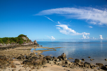 Obraz premium 奄美大島の朝の海と夏雲。