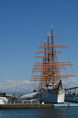 初代海王丸越しの剱岳