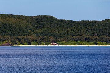 Obraz premium 慶良間諸島の座間味島等へゆく高速ジェットフェリー。 クイーンざまみ3号。 慶良間諸島に到着した。座間味島や阿嘉島、無人島の安室島、嘉比島、安慶名敷島などが見える。 ヨットやクルーズ船とすれ違う。 島には白砂のビーチや緑の森、灯台もある。 沖縄県島尻郡慶良間諸島-2025/6/27 