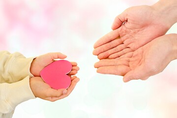子供と大人のハートの受け渡し