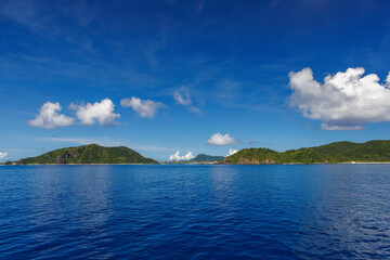 慶良間諸島の座間味島等へゆく高速ジェットフェリー。
クイーンざまみ3号。
慶良間諸島に到着した。座間味島や阿嘉島、無人島の安室島、嘉比島、安慶名敷島などが見える。
ヨットやクルーズ船とすれ違う。
島には白砂のビーチや緑の森、灯台もある。
沖縄県島尻郡慶良間諸島-2025/6/27
