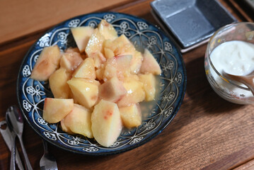 切り分けた桃とヨーグルト