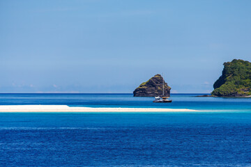 無人島の嘉比島や安慶名敷島、灯台が見える。慶良間諸島の座間味島等へゆく高速ジェットフェリー。
クイーンざまみ3号に乗船した。
沖縄県島尻郡慶良間諸島座間味島座間味港-2025/6/27
