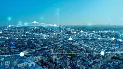 Selbstklebende Fototapeten Blau 都市、ネットワーク、風景、景色、街、都会、社会、IoT、DX、ワイヤレス、無線、スマートシティ、広域、回線、電波、繋がる、コミュニケーション、テレコミュニケーション、データ、クラウド、AI、5G、internet of things、ICT、IT、上昇、空撮、俯瞰、ドローン、ハイアングル、展望、パノラマ、地平線、景観、インターネット、オンライン、web、建設、開発、交通、日本、東京、青空、不動産、  © metamorworks