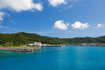 ザトウクジラの像が出迎えてくれる。
座間味港の風景。
沖縄県島尻郡慶良間諸島座間味島座間味港-2025/6/27
沖縄本島から40km西方にある諸島。
大小30以上の島々からなる島嶼群は全体が国立公園に指定されている。
珊瑚礁の海、白い砂浜、緑の山地は世界屈指の美しさ。
多くの貴重な動植物が生息している。
