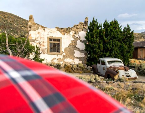 Fototapeta Ruined house, vintage car, desert scene