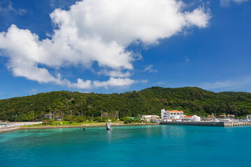 ザトウクジラの像が出迎えてくれる。
座間味港の風景。
沖縄県島尻郡慶良間諸島座間味島座間味港-2025/6/27
沖縄本島から40km西方にある諸島。
大小30以上の島々からなる島嶼群は全体が国立公園に指定されている。
珊瑚礁の海、白い砂浜、緑の山地は世界屈指の美しさ。
多くの貴重な動植物が生息している。

