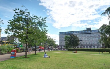 promenade estivale dans les rues de Galway en Irlande