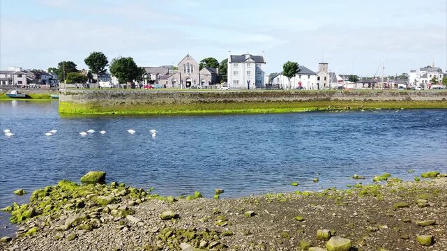 promenade estivale dans les rues de Galway en Irlande