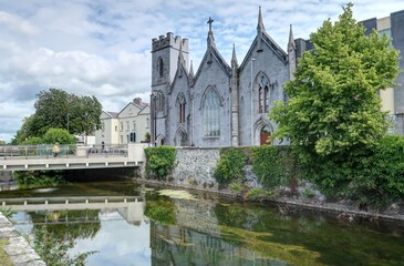 Obraz premium promenade estivale dans les rues de Galway en Irlande