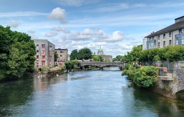 Naklejka premium promenade estivale dans les rues de Galway en Irlande