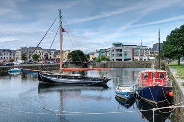 promenade estivale dans les rues de Galway en Irlande
