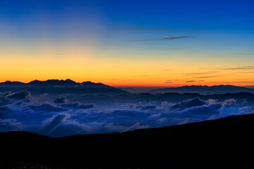 雲海に広がる八ヶ岳のシルエットと夜明け直前の空