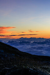 雲海に広がる八ヶ岳のシルエットと夜明け直前の空