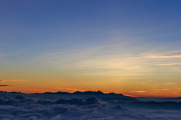 雲海に広がる八ヶ岳のシルエットと夜明け直前の空