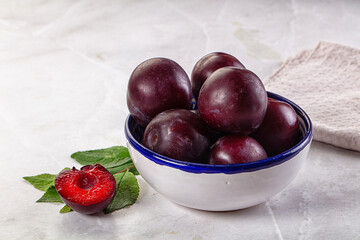 Fototapeta na wymiar Raw ripe purple plum heap