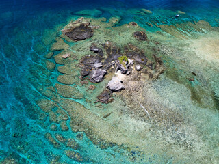 無人島の安慶名敷島が見える。
カタマランヨットのダイビングクルーズ船。
ボートシュノーケリングに出港して、スキンダイビングをしている。
許可を得てドローンで空中撮影をしている。
巨大なサンゴ礁と熱帯魚の群れ。
沖縄県島尻郡慶良間諸島座間味島嘉比島-2025/6/27
