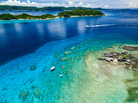 大型フェリーのざまみ号が入港しようとしている。
座間味島や安慶名敷島が見える。
ボートシュノーケリングに出港して、スキンダイビングをしている。
許可を得てドローンで空中撮影をしている。
巨大なサンゴ礁と熱帯魚の群れ。
沖縄県島尻郡慶良間諸島座間味島嘉比島-2025/6/27
