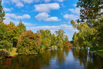 Obraz premium Picturesque Park River in Autumn
