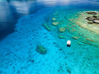 カタマランヨットのダイビングクルーズ船。
ボートシュノーケリングに出港して、スキンダイビングをしている。
許可を得てドローンで空中撮影をしている。
無人島の安慶名敷島が見える。
巨大なサンゴ礁と熱帯魚の群れ。
沖縄県島尻郡慶良間諸島座間味島嘉比島-2025/6/27
