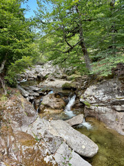 Torrent et rochers sur le GR20 en Corse