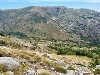 Vue sur la vallée d'Asinau lors de la descente vers le refuge d'Asinau sur le GR20