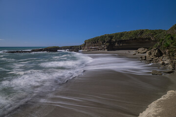 ニュージーランド　ウェスト・コースト地方、プナカイキ近郊のトルーマン・トラックのビーチ