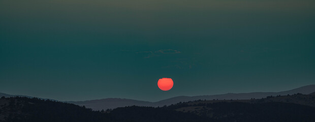 Puesta de sol; atardecer en Gúdar / Teruel